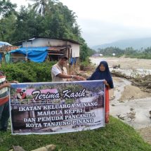 SATRIO,MA KETUA IKM MINANG MAROLA KEPRI SALURKAN BANTUAN BANJIR BANDANG SOLOK SELATAN