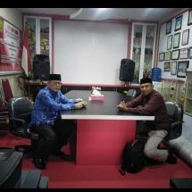 SATRIO,MA DISKUSI DNGAN DRS.H.ADMADINATA KEPALA DINAS PENDIDIKAN KOTA TANJUNGPINANG