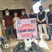 SATRIO,M.A SEKRETARIS KEPRI PEDULI DISTRIBUSIKAN SEMBAKO WARGA TERDAMPAK BANJIR TANJUNGPINANG